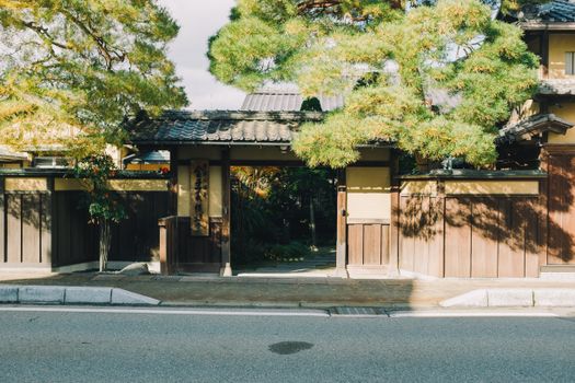 日本入口处宁静祥和，绿树成荫，传统的木制建筑与文化元素尽显其中