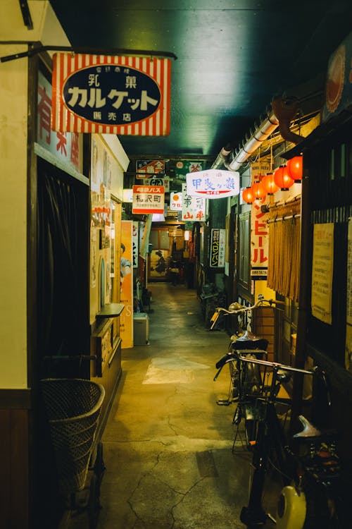 店の横に駐車された黒い自転車