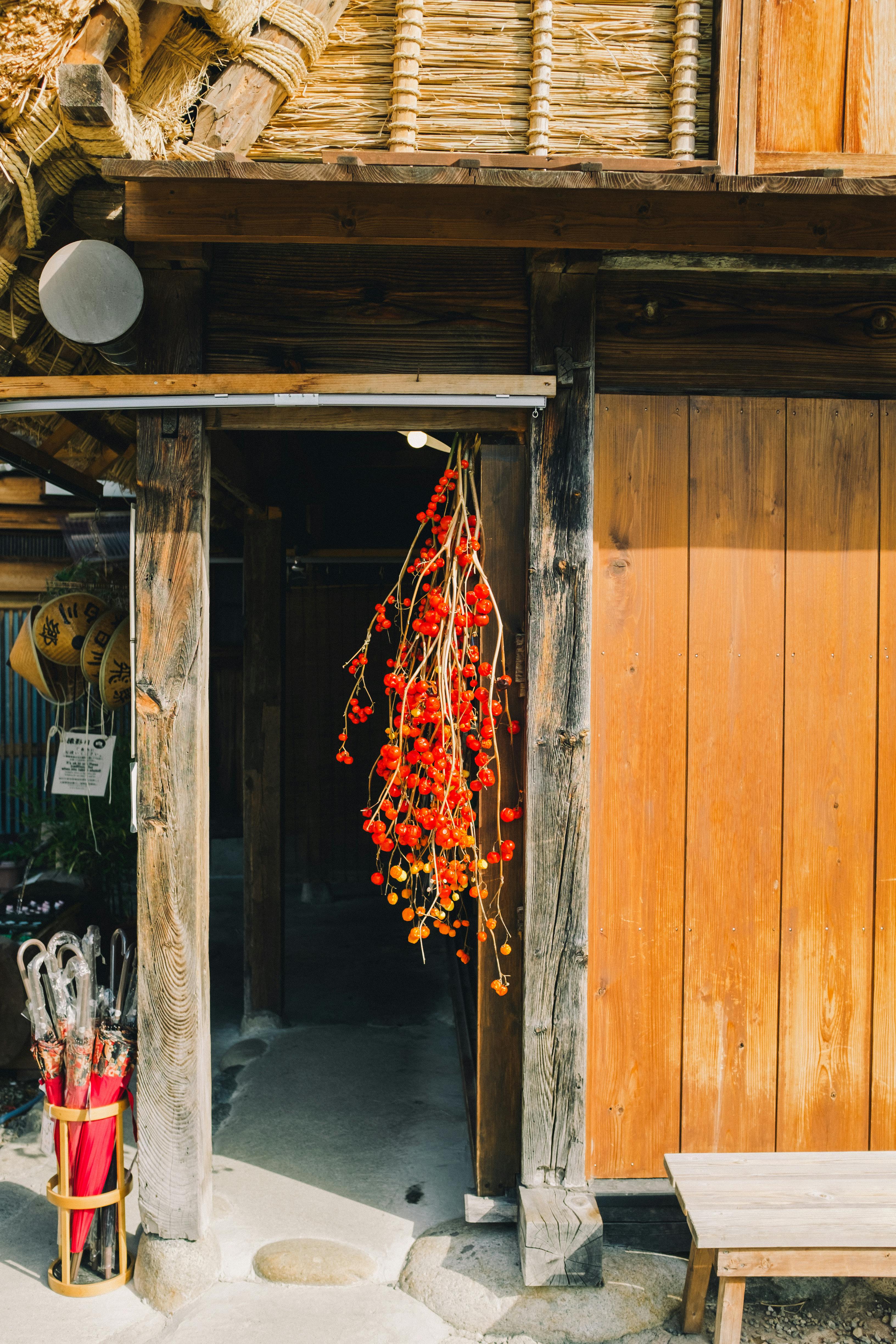 木制白川明卡具有质朴的纹理和充满活力的悬挂浆果