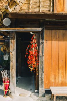 木制白川明卡具有质朴的纹理和充满活力的悬挂浆果
