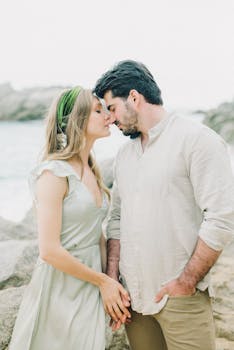 一对恩爱的夫妇在海滩上温柔相拥，尽显浪漫与深情