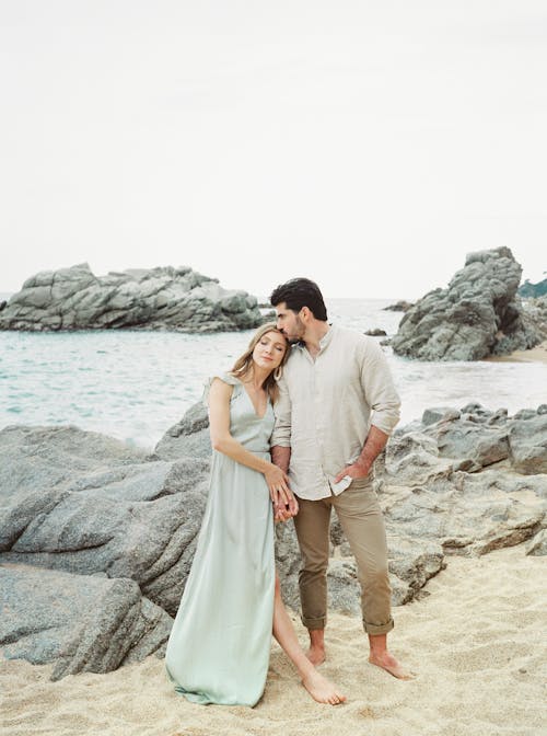 Mann Und Frau Stehen Auf Rocky Shore