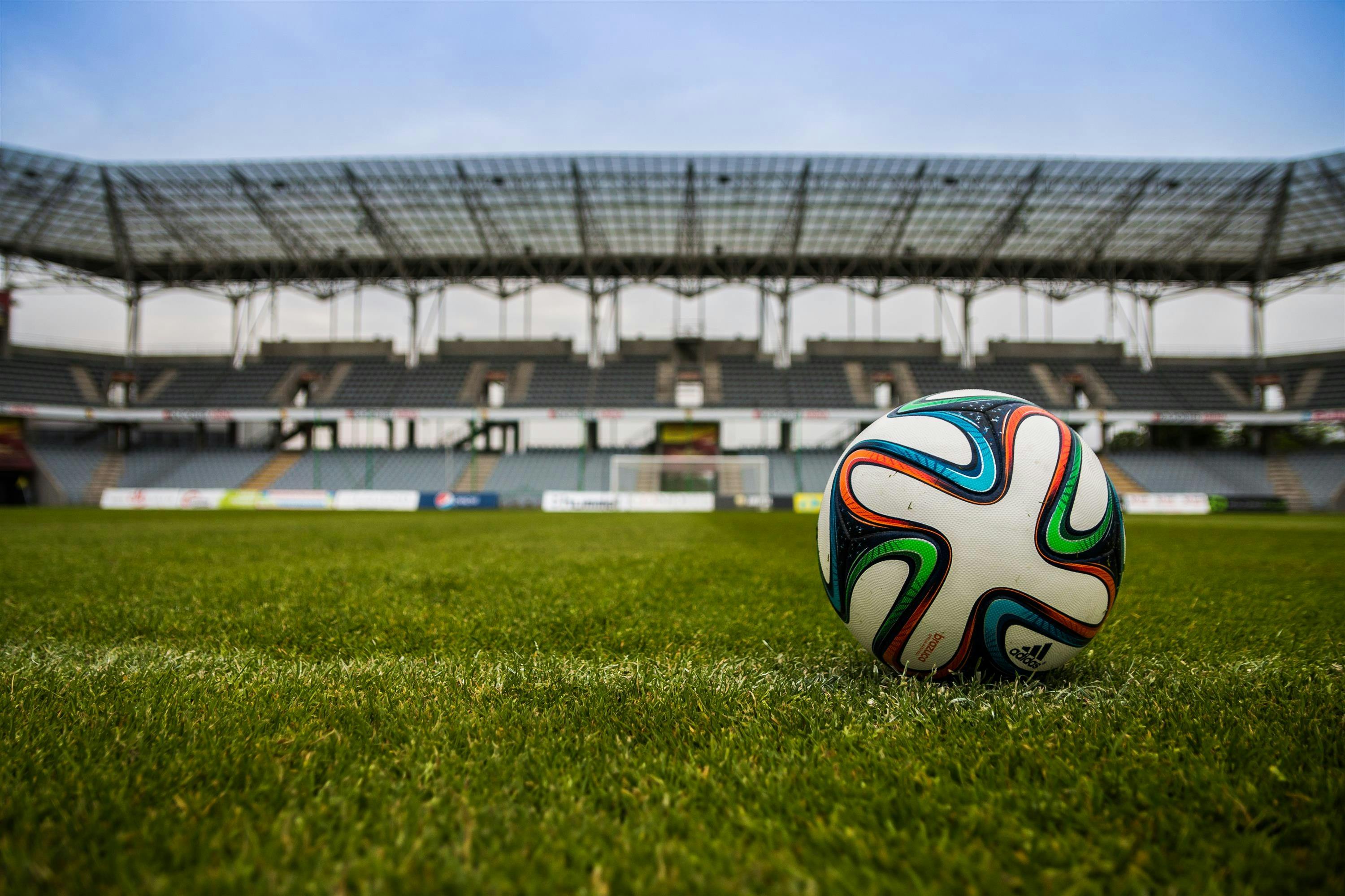 Bola De Futebol No Chão Grama Estádio Jogo De Futebol Esporte Competição  Evento Campeonato Jogo Artificial Grama Verde Gramado Campo Gramado Ao Ar  Livre Calma Bola Esportiva Vazia Isolada Close-up Fundo Foto