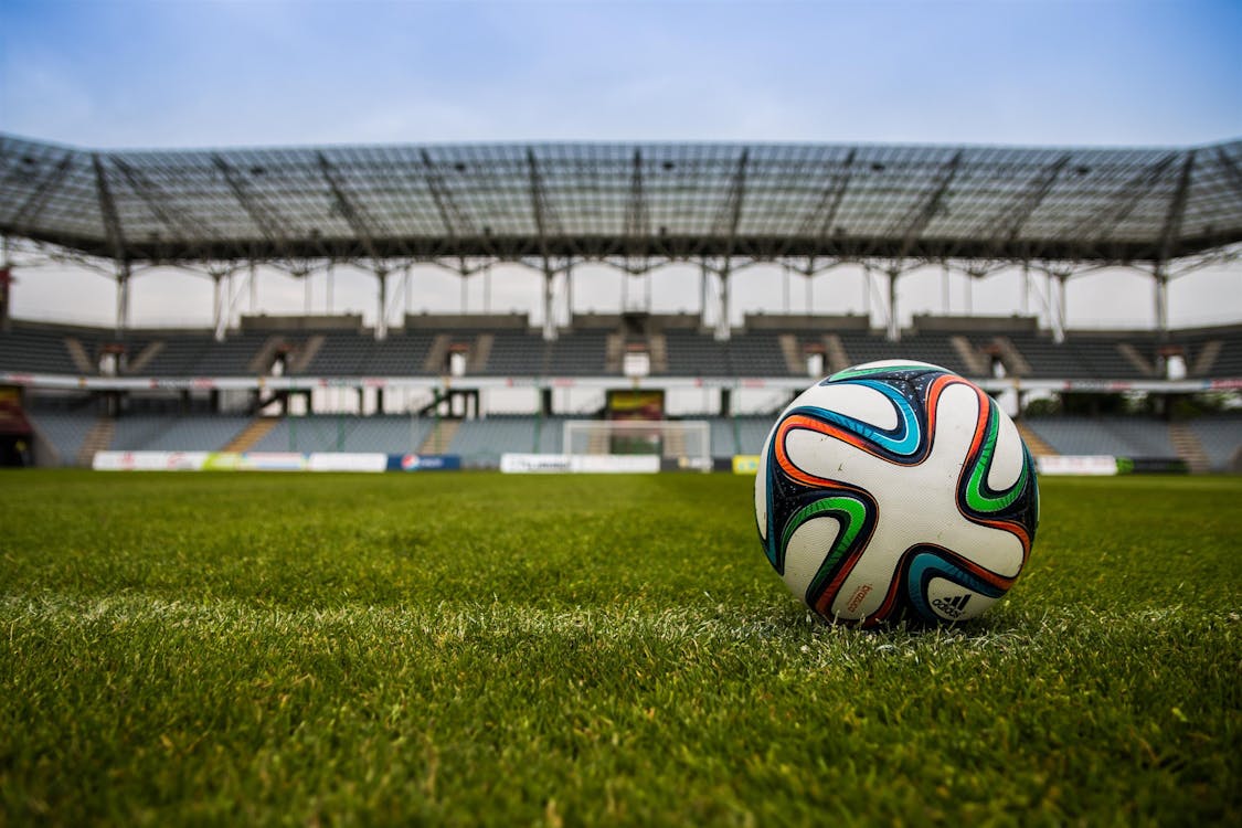 grátis Bola De Futebol No Gramado Durante O Dia Foto profissional