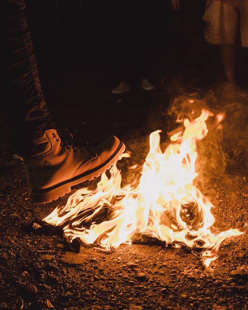 Foto profissional grátis de ameaça, ardente, bota