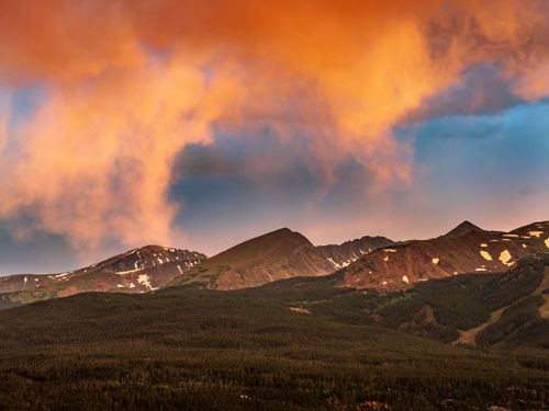 Free Stunning sunset over the mountains in Breckenridge, Colorado, showcasing vibrant clouds and scenic landscape. Stock Photo