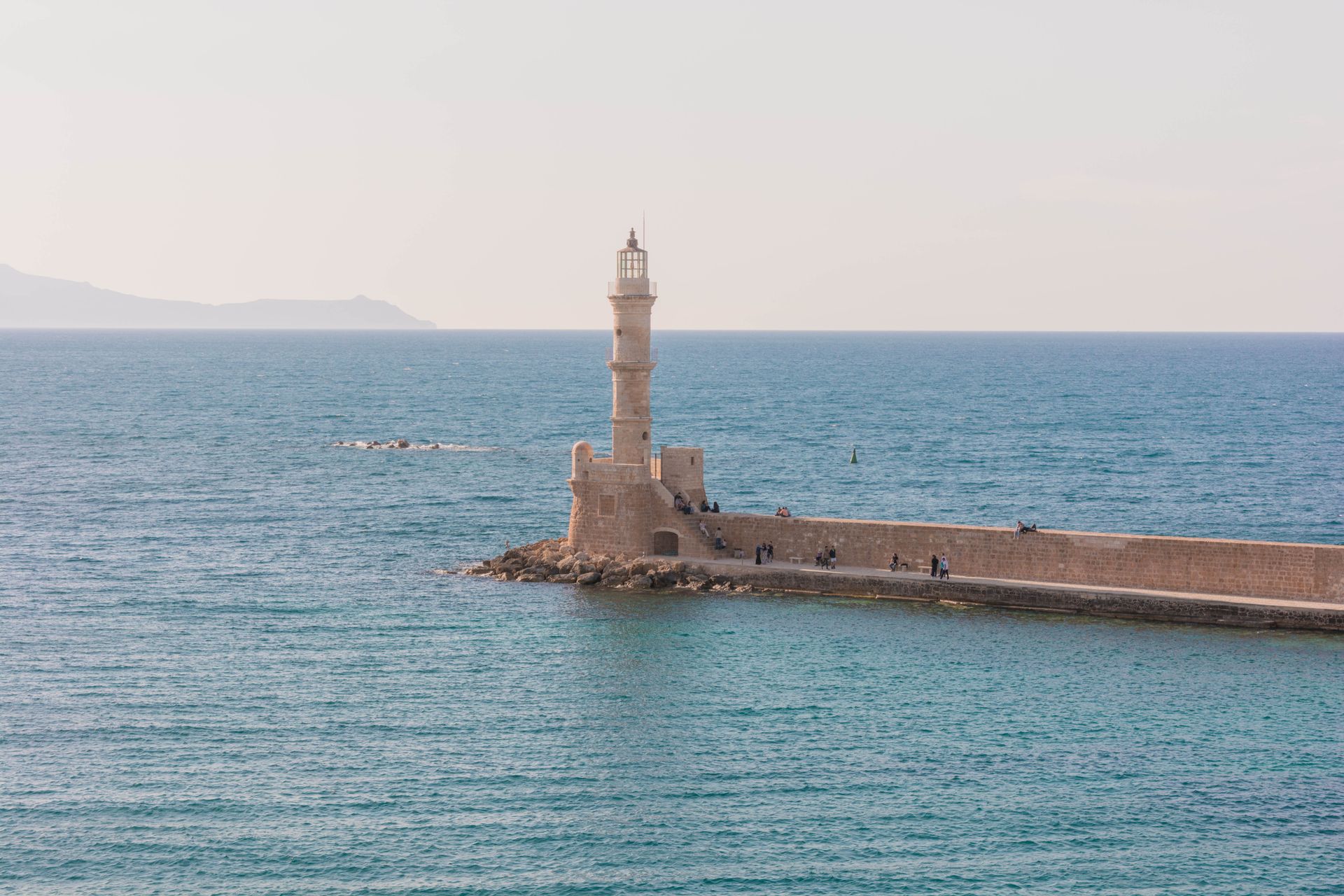Yunan adasında antik taş bir iskele ve deniz