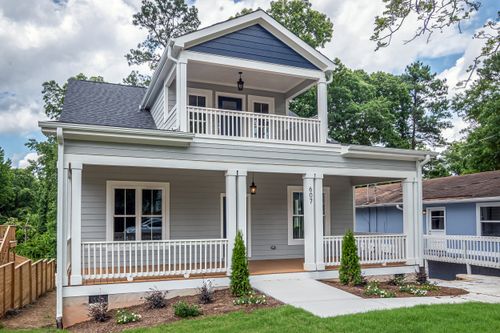 Free A beautiful suburban home featuring classic architecture and a well-maintained front yard. Stock Photo