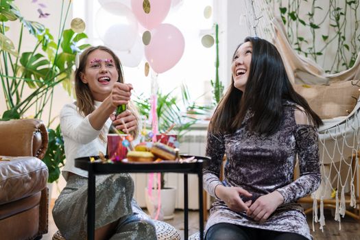 妇女们在室内用气球和零食庆祝，分享欢笑与幸福