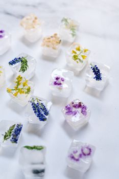 冰块表面嵌有花朵的大理石花纹特写，非常适合清凉饮料