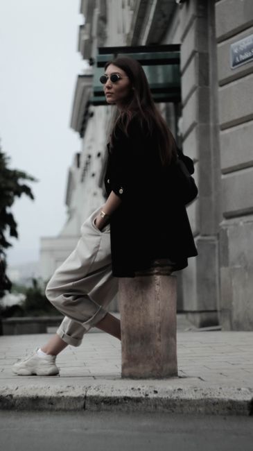 Round sunglasses and an oversized blazer over cream trousers, easy day out
#ootd #black #sunglasses #blazer
