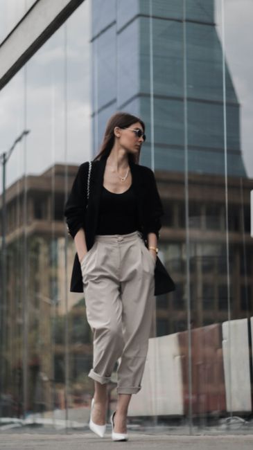 vizon pantolon, siyah blazer ve beyaz topuklular; ofis günü benim tarzımda
#minimalstil #black #blazer #pants