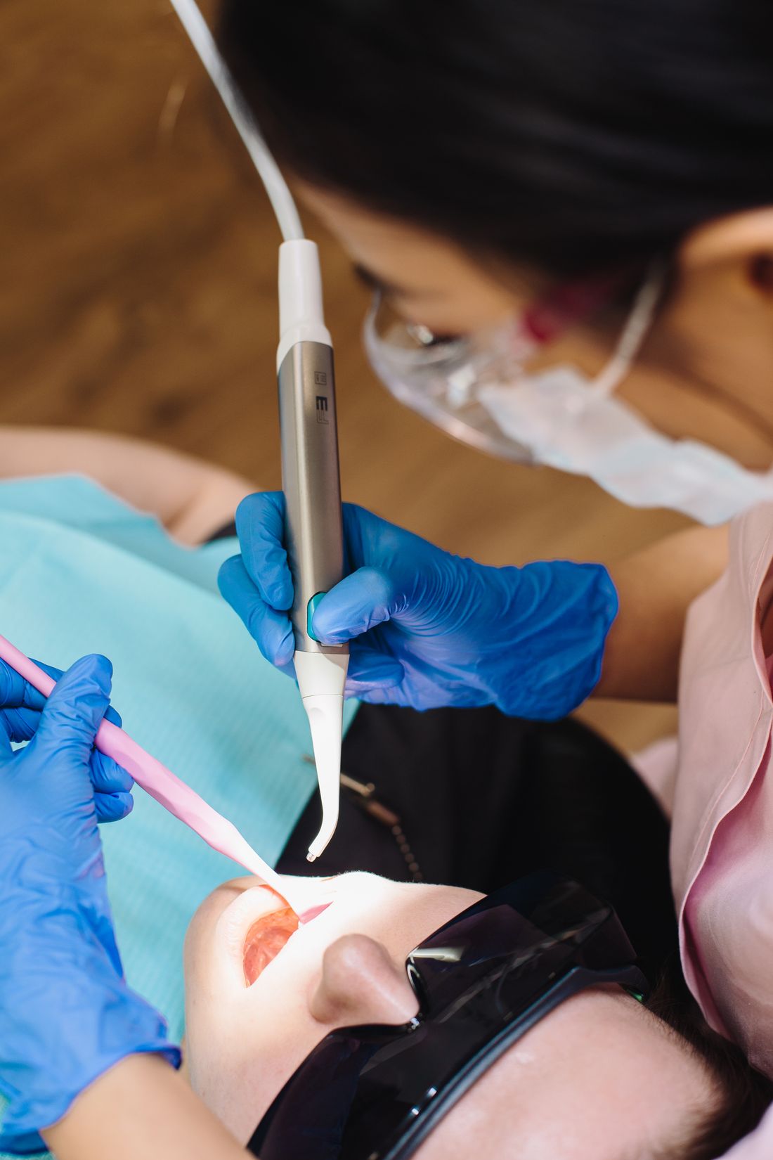 Person hält Dental-Equipment in einem Labor