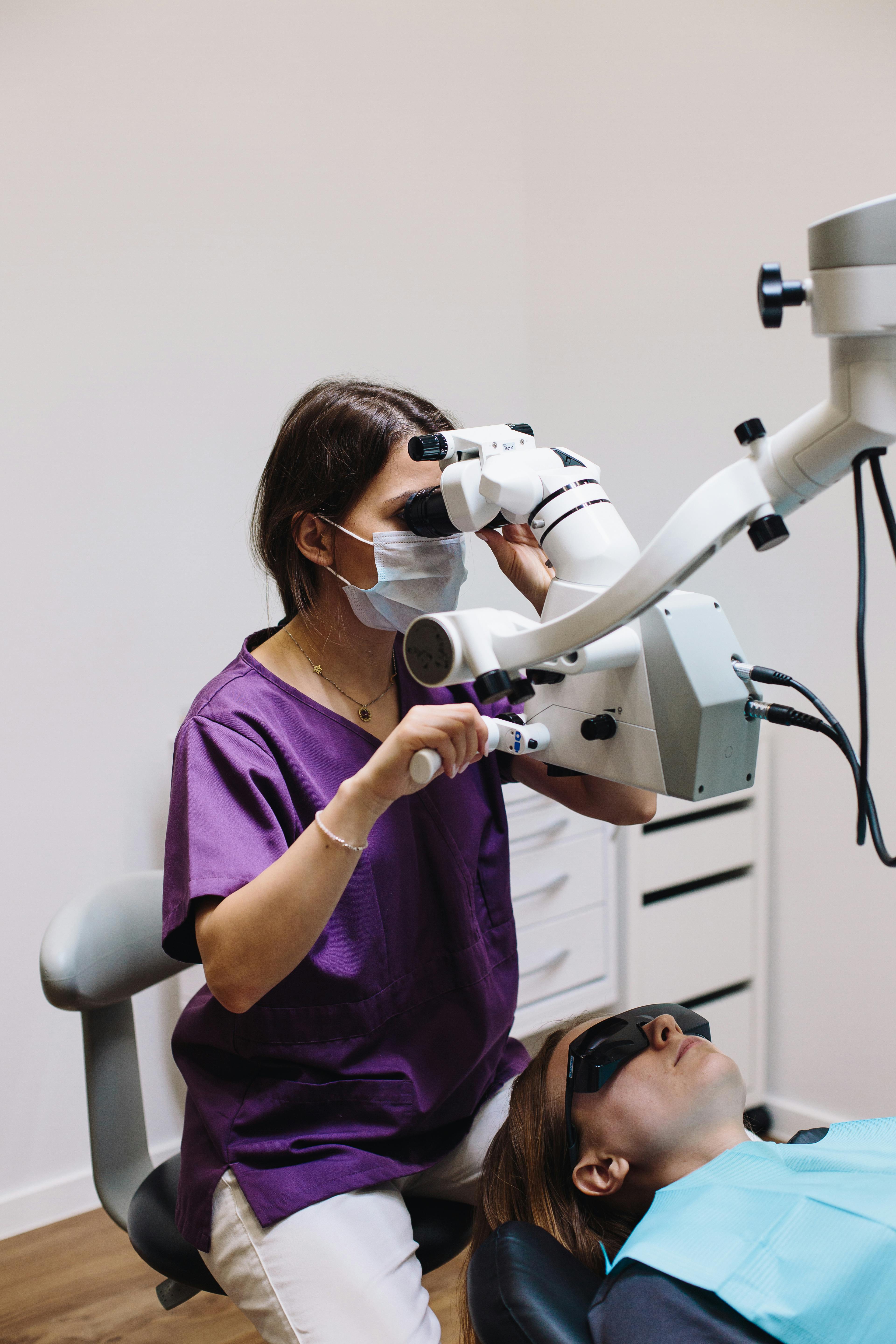 Dentiste soignant une patiente, illustration du remboursement dentaire 100% Santé