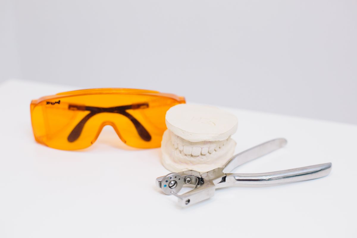 Dental milling machine fabricating a ceramic crown