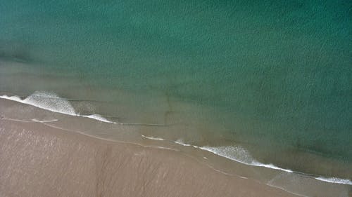 Бесплатное стоковое фото с Аэрофотосъемка, берег моря, волны