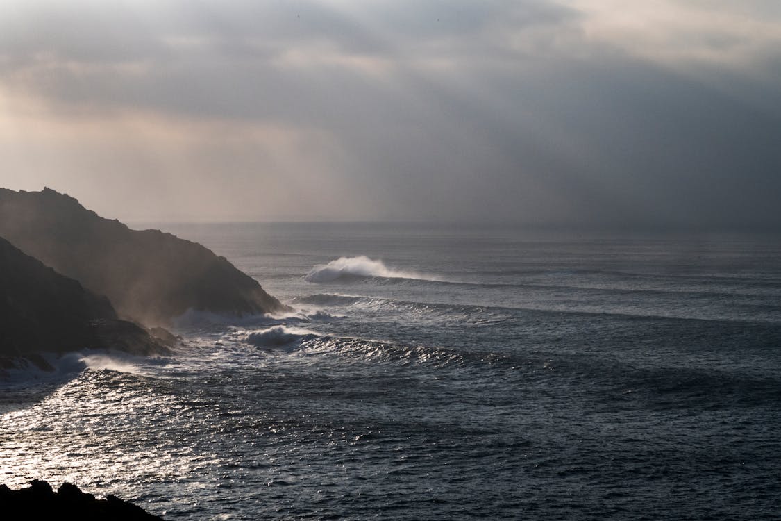Бесплатное стоковое фото с берег моря, береговая линия, большие волны