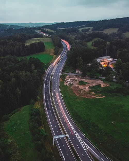 Бесплатное стоковое фото с Аэрофотосъемка, вертикальный выстрел, дорога