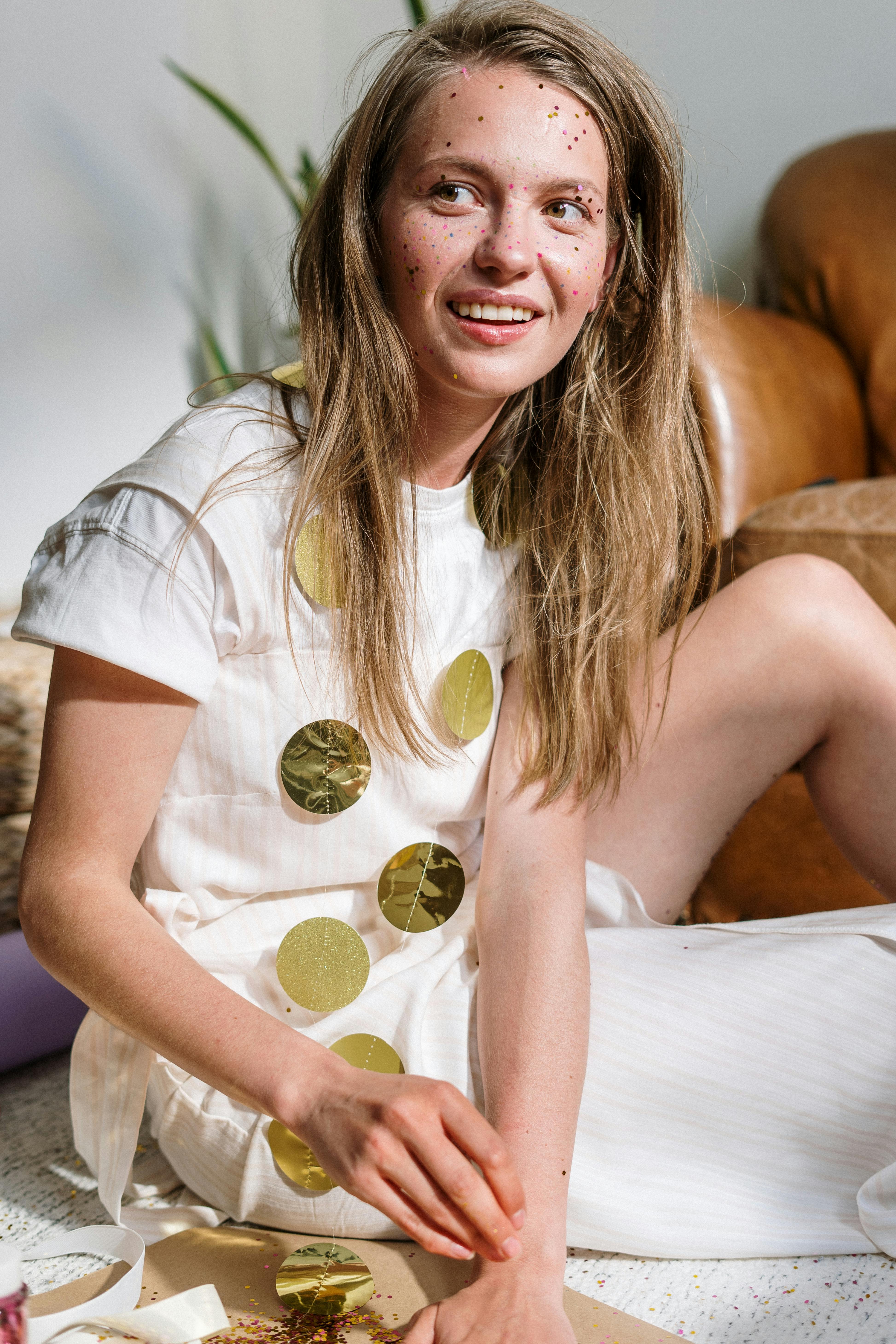 年轻女子喜欢在舒适的环境里制作亮片和装饰品