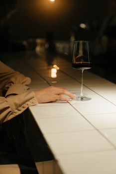 光线昏暗的酒吧里，柜台上摆着酒杯，非常适合度过安静的夜晚