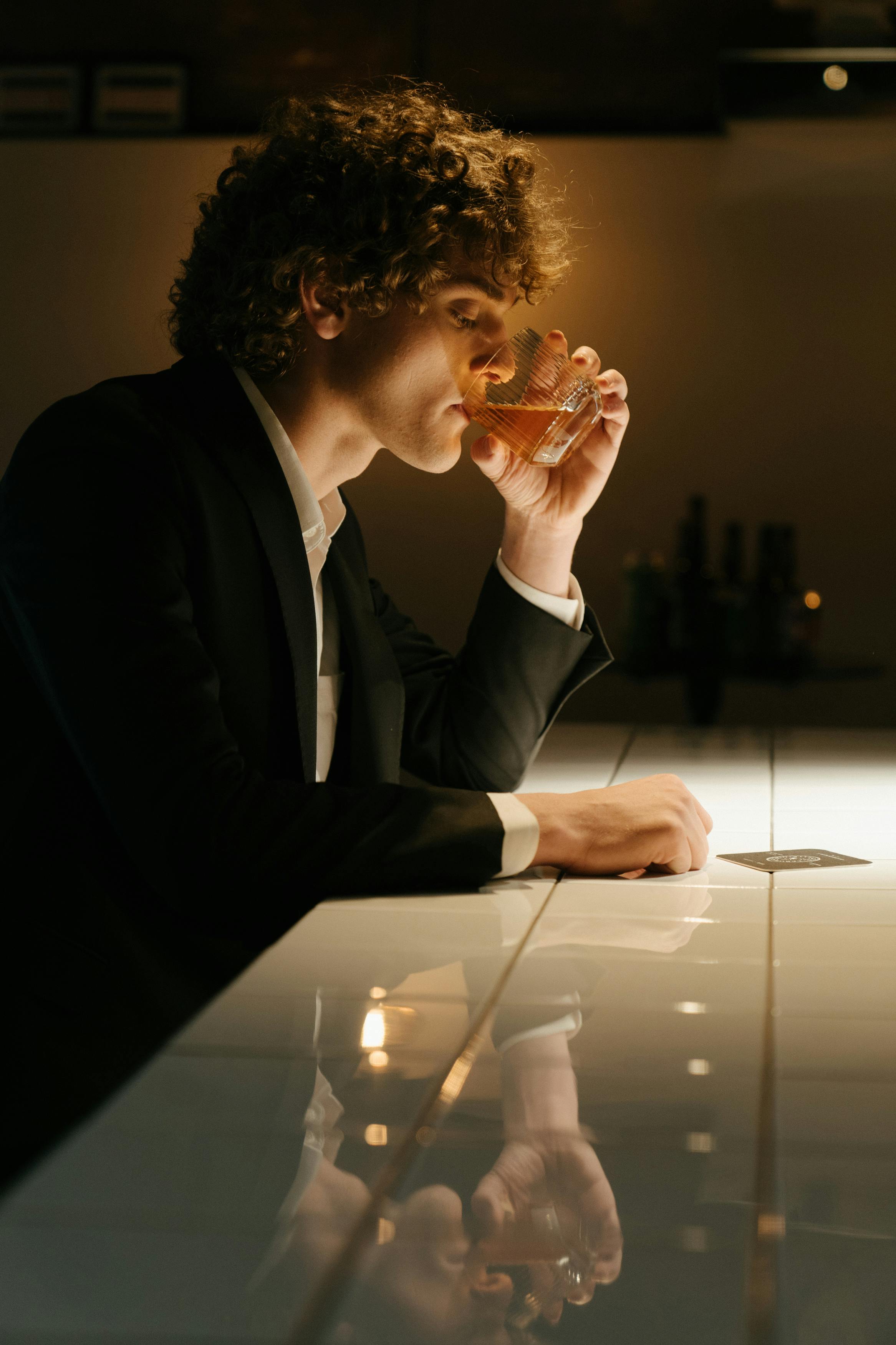 Hombre tomando un trago en un bar. │Foto: Pexels