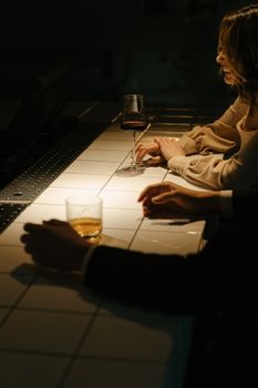 在优雅的酒吧环境中，情侣享用饮品，凸显浪漫氛围