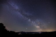银河系照亮瑞士阿尔卑斯山夜空的画面被捕捉到，令人惊叹