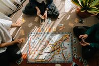 一群孩子在地毯上玩棋盘游戏，享受室内休闲时光