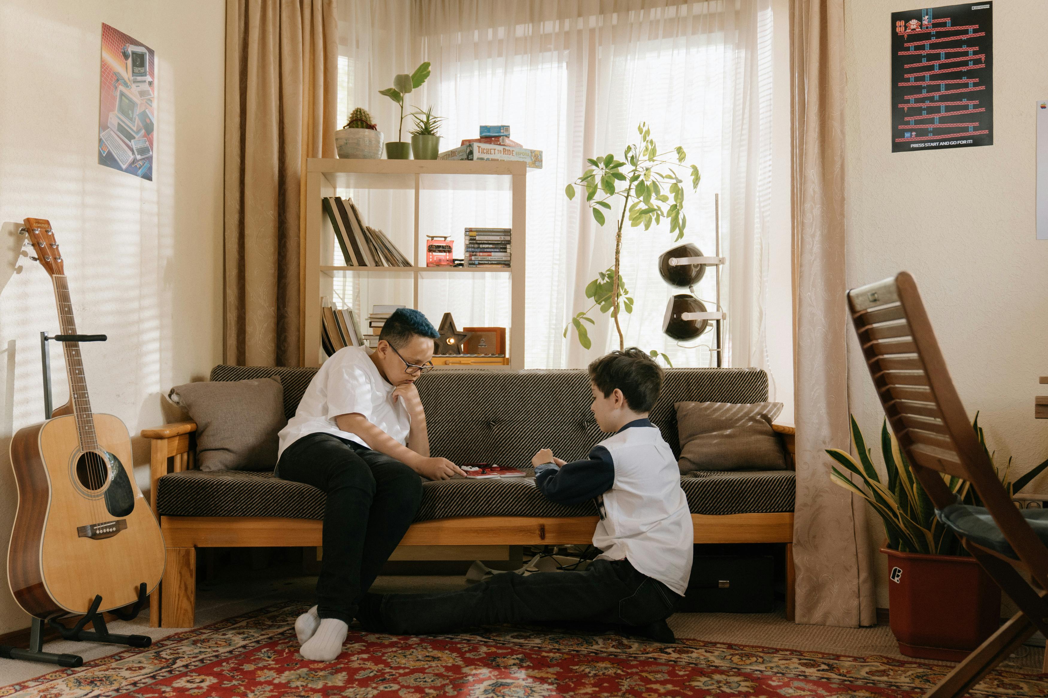 Two children at home playing. | Photo: Pexels