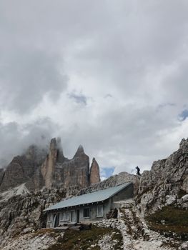 发现乡村小屋坐落在意大利令人叹为观止的白云石山脉，宁静而美好