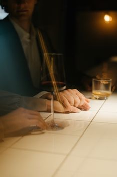 一对夫妇在时尚的吧台边享受饮料，感受浪漫