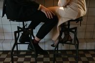 一对穿着优雅的夫妇亲密地坐在酒吧里，特写镜头唤起了浪漫的氛围