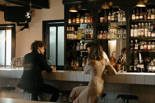 在一家优雅的酒吧里，一男一女正热烈交谈，四周摆满了酒瓶