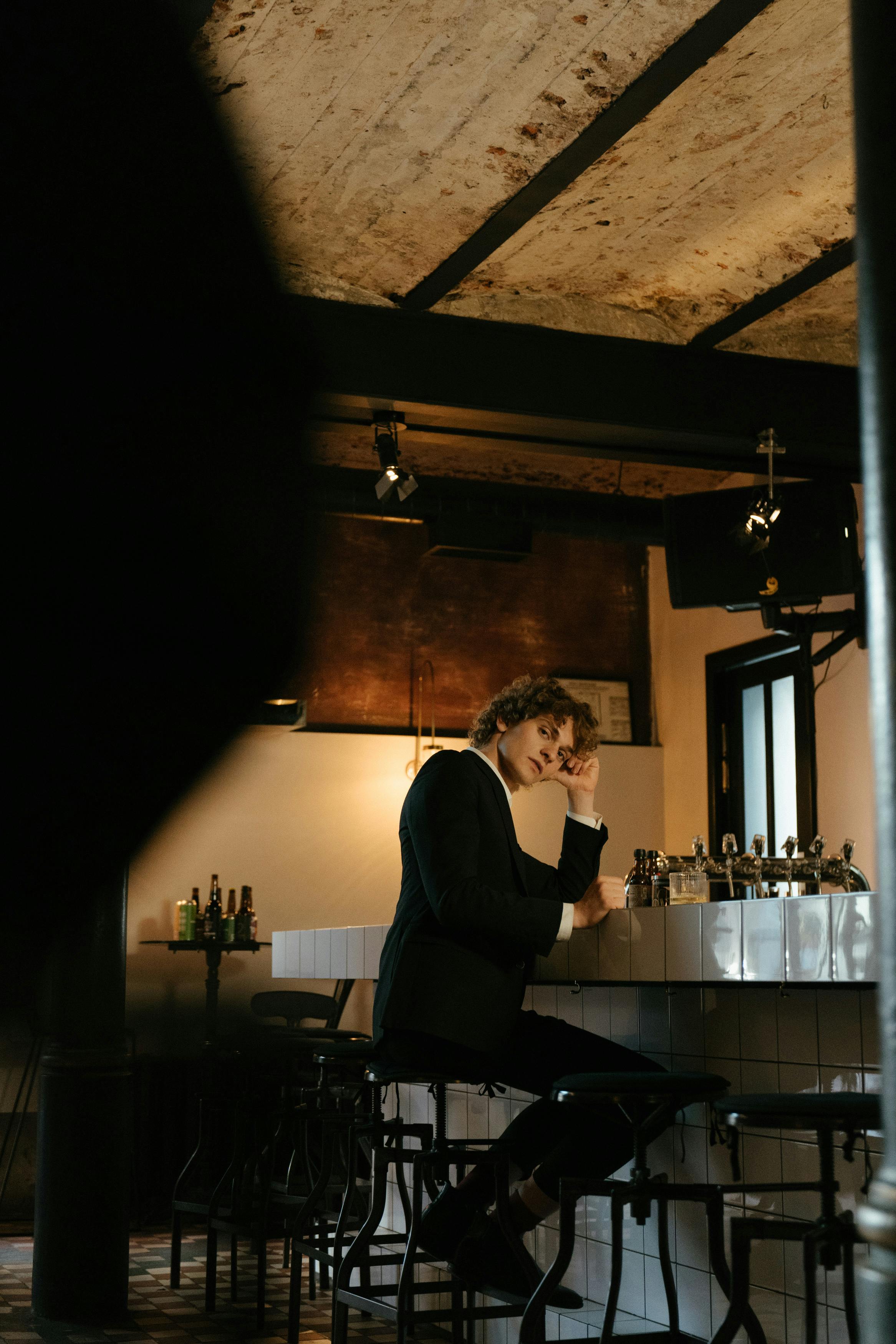 男人在室内酒吧的时尚环境中享受一个安静的时刻