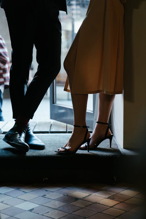 Femme En Robe Marron Et Chaussures En Cuir Noir