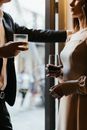 一对时尚的夫妇在别致的酒吧里分享浪漫时刻与饮品
