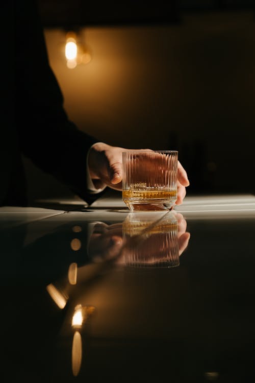 Personne Tenant Une Tasse En Verre Transparent Avec Un Liquide Brun