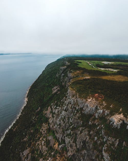 Free Rocky cliff near endless gloomy ocean Stock Photo