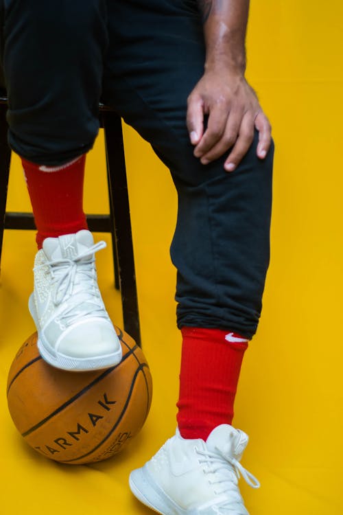 Fotos de stock gratuitas de baloncesto, calcetines rojos, calzado