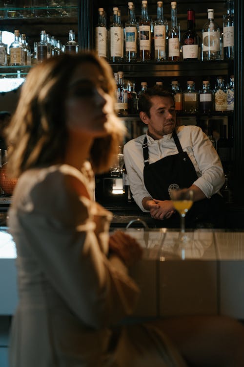 Homme En Chemise Blanche Tenant Un Verre à Vin