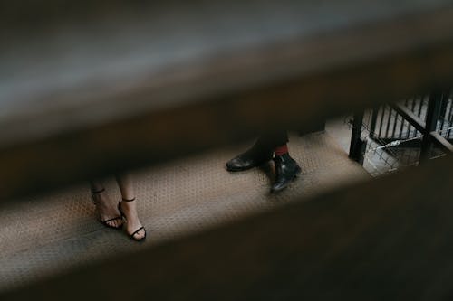 黒革ののぞき見つま先のかかとの靴の女性