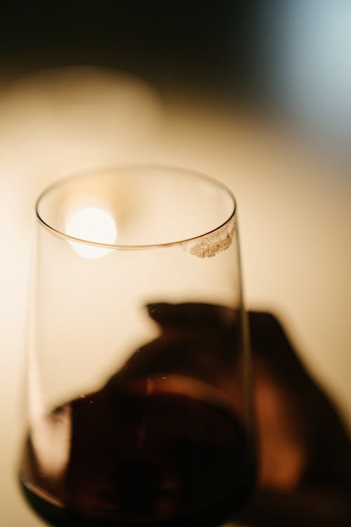Прозрачный стакан с коричневой жидкостью