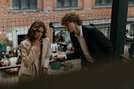 一对老练的夫妇在城市外享用香烟和葡萄酒