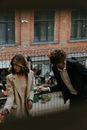 砖砌建筑营造出城市环境中的时尚与浪漫氛围，优雅的夫妇置身其中