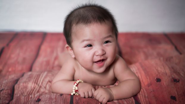 宝宝正在进行趴卧和抬头训练