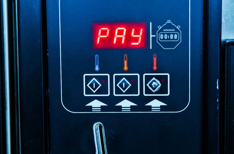 Moderne Spielautomaten mit bunten Bildschirmen und Lichteffekten im Casino