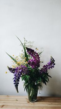 花瓶里充满活力的羽扇豆和野花花束，非常适合室内装饰