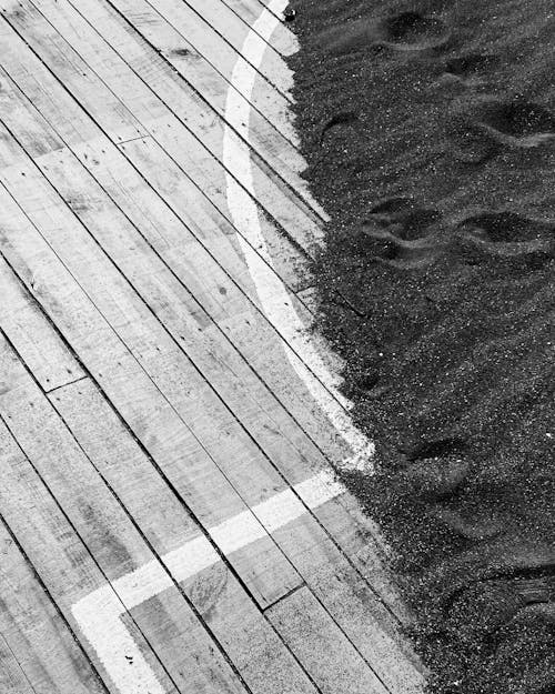 Foto profissional grátis de andar, areia preta, de madeira