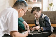 孩子们在舒适的房间里一起组装电脑部件