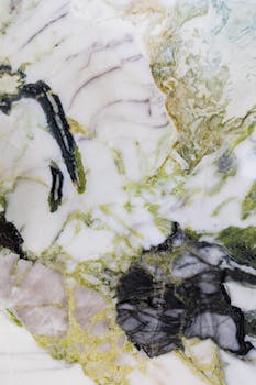 特写展示了一个美丽的大理石纹理，其图案自然，色彩鲜艳